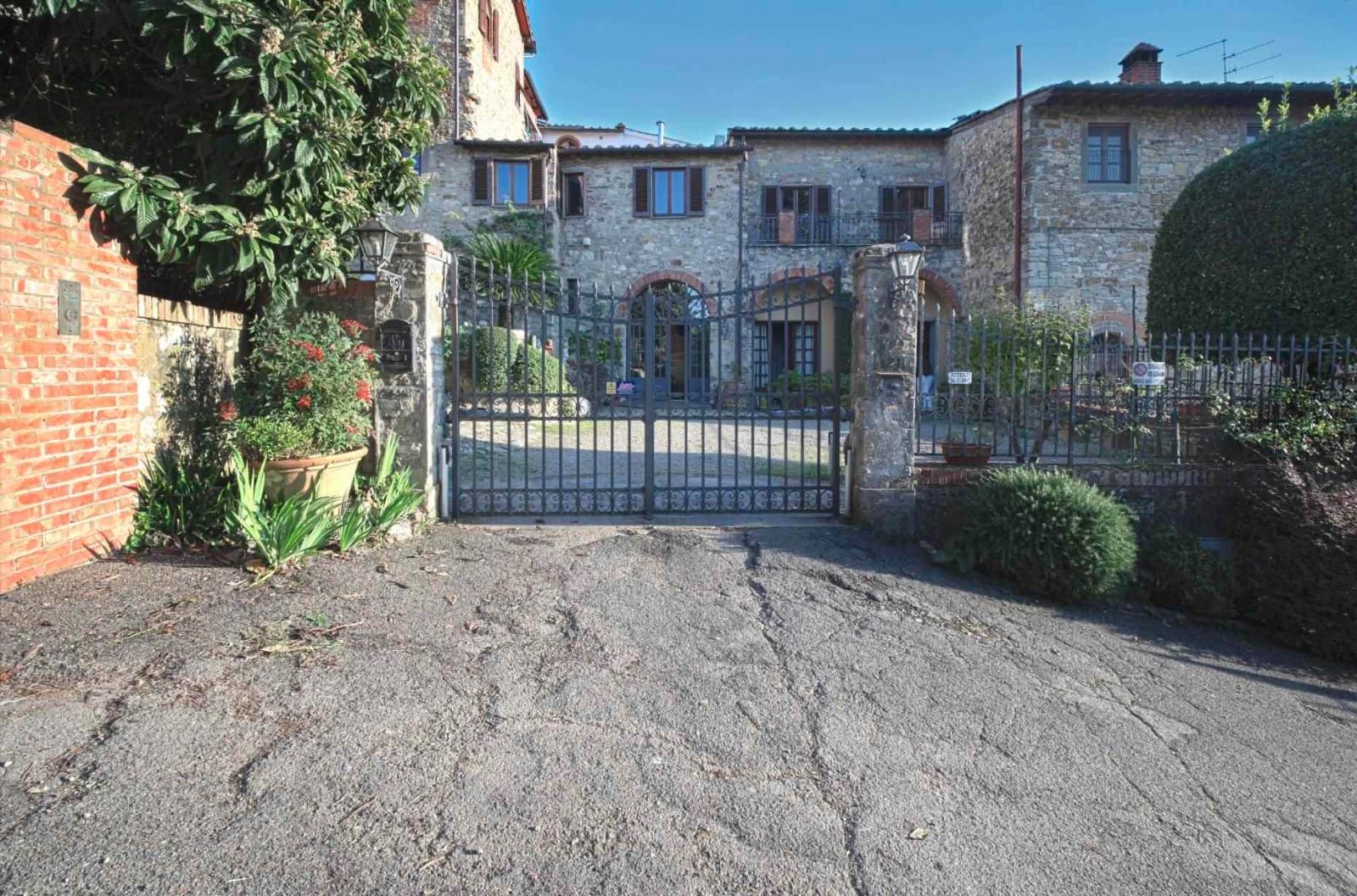 villa con cancello